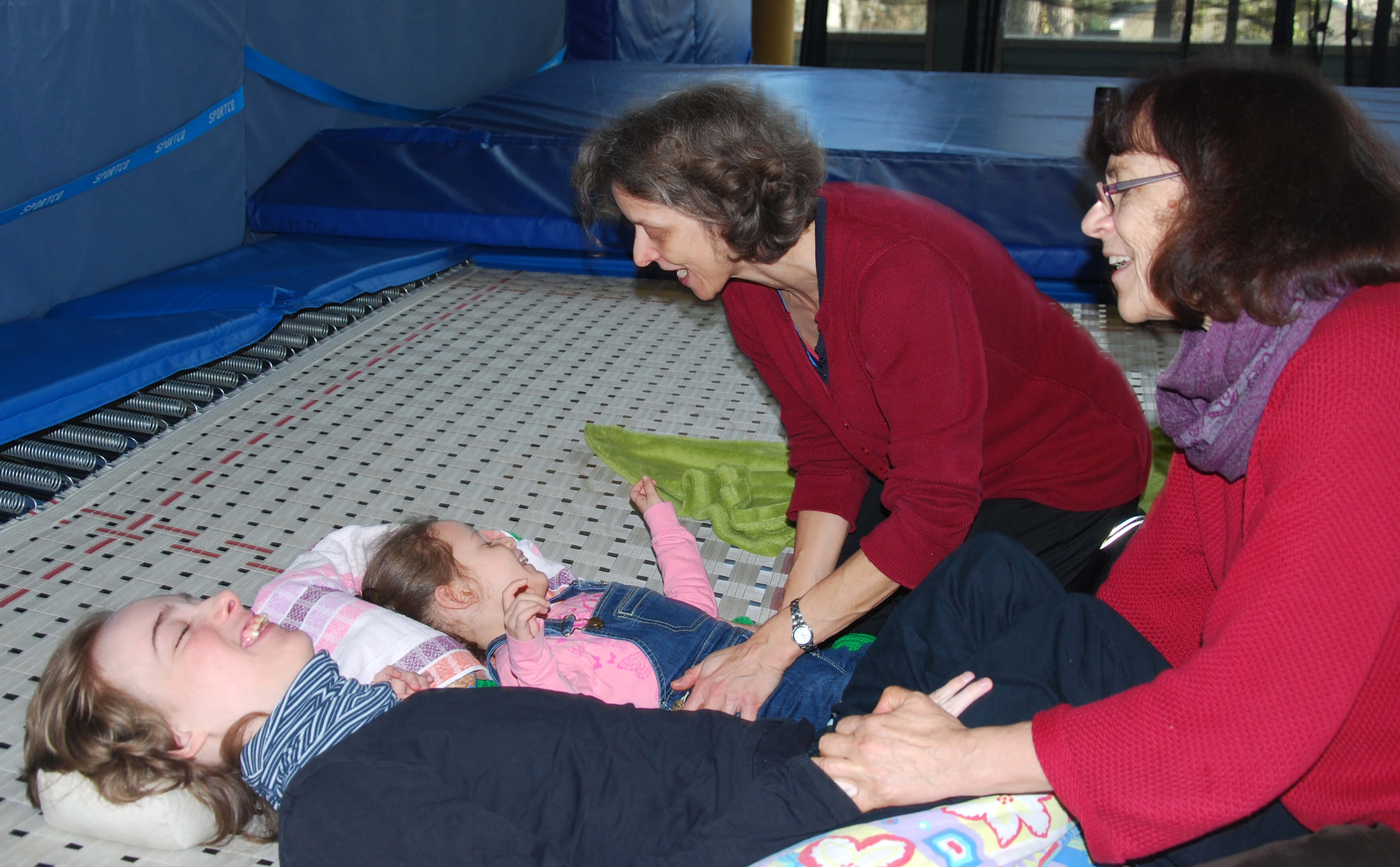 Kinder mit Betreuern in der Turnhalle