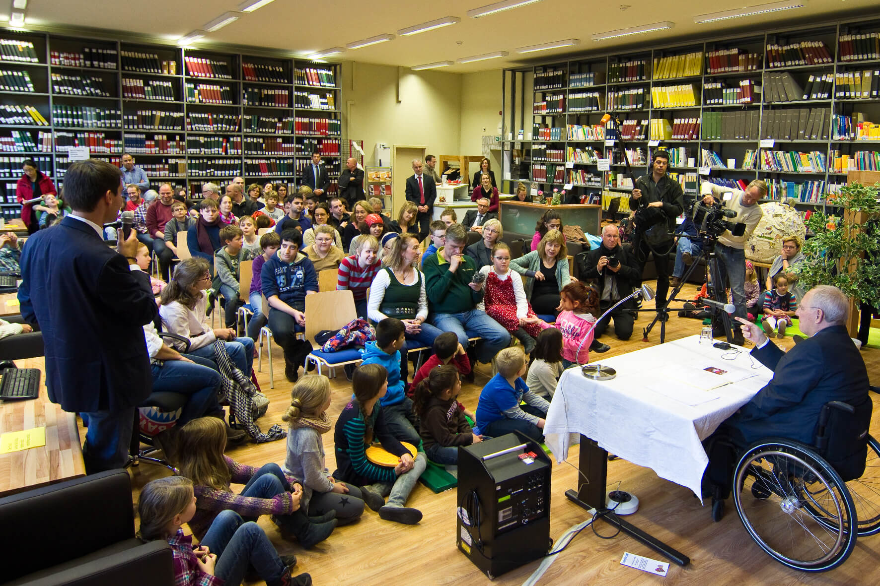 BM Dr. Wolfgang Schäuble liest in der Johann-August-Zeune-Schule