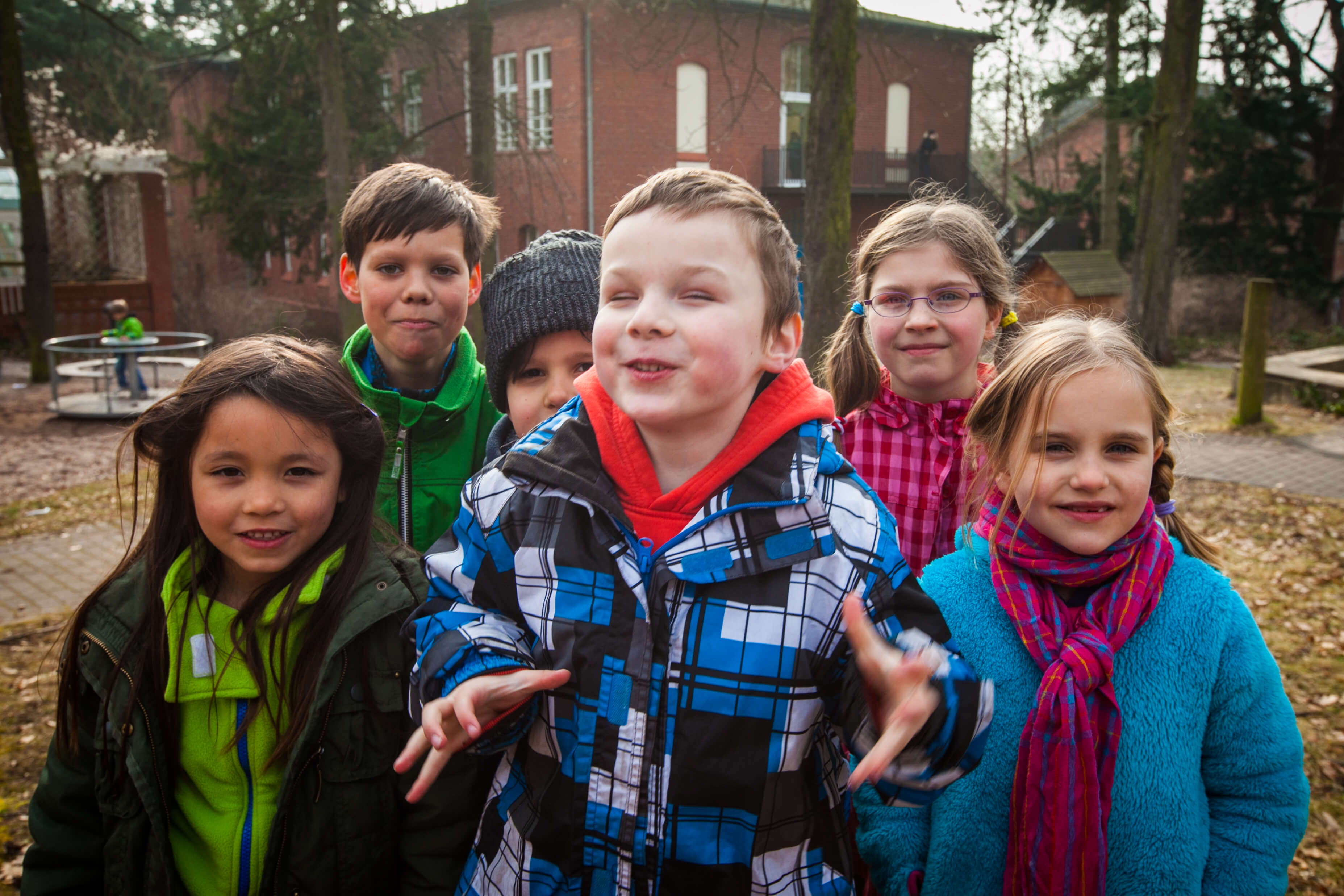 Gruppe von Kindern auf dem Schulhof der Zeune-Schule