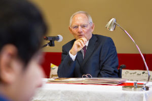 BM Dr. Wolfgang Schäuble liest in der Johann-August-Zeune-Schule