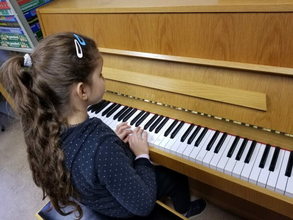eine Schülerin übt am Klavier