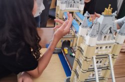 Schüler*innen ertasten die Towerbridge