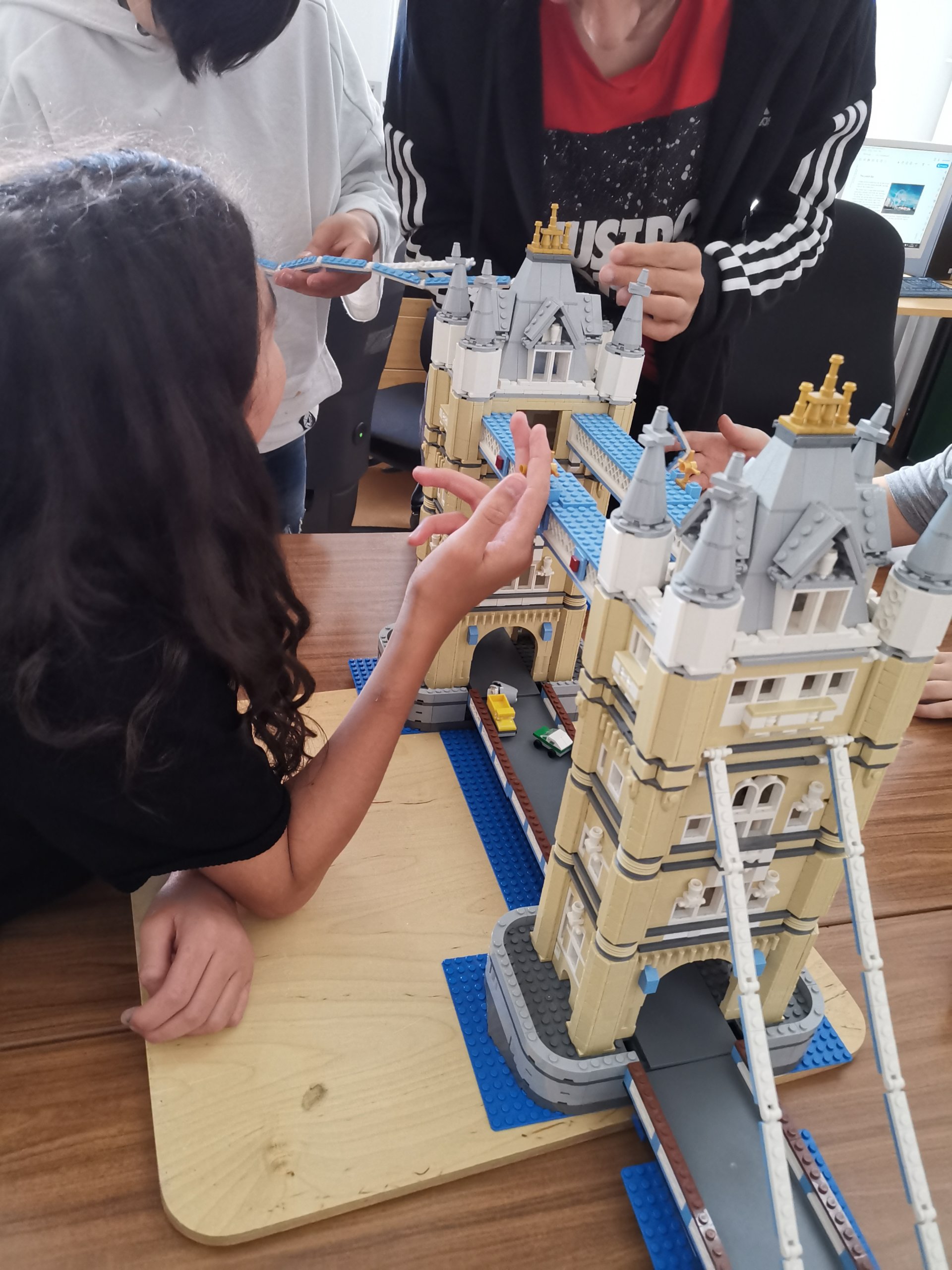 Schüler*innen ertasten die Towerbridge
