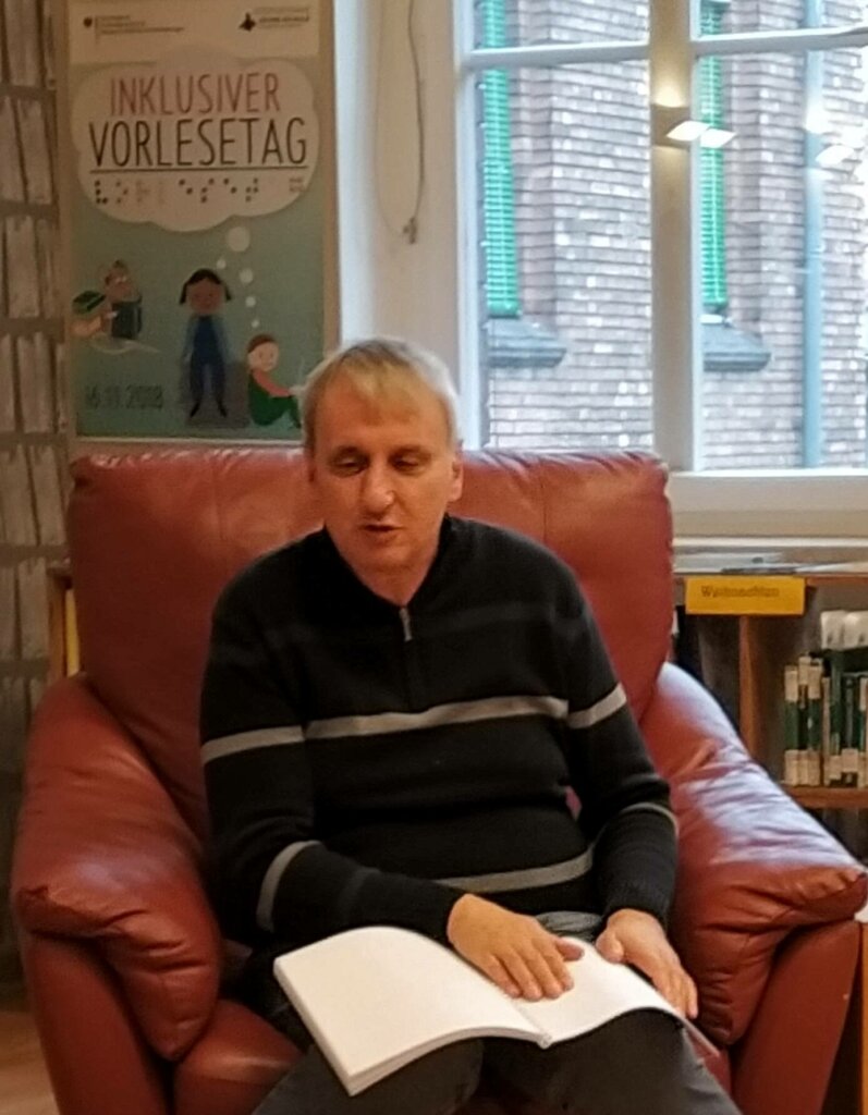 Herr Spremberg beim Lesen