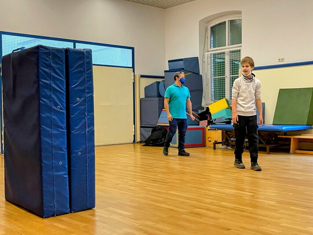 Ein Schüler bei ersten Klick-Übungen