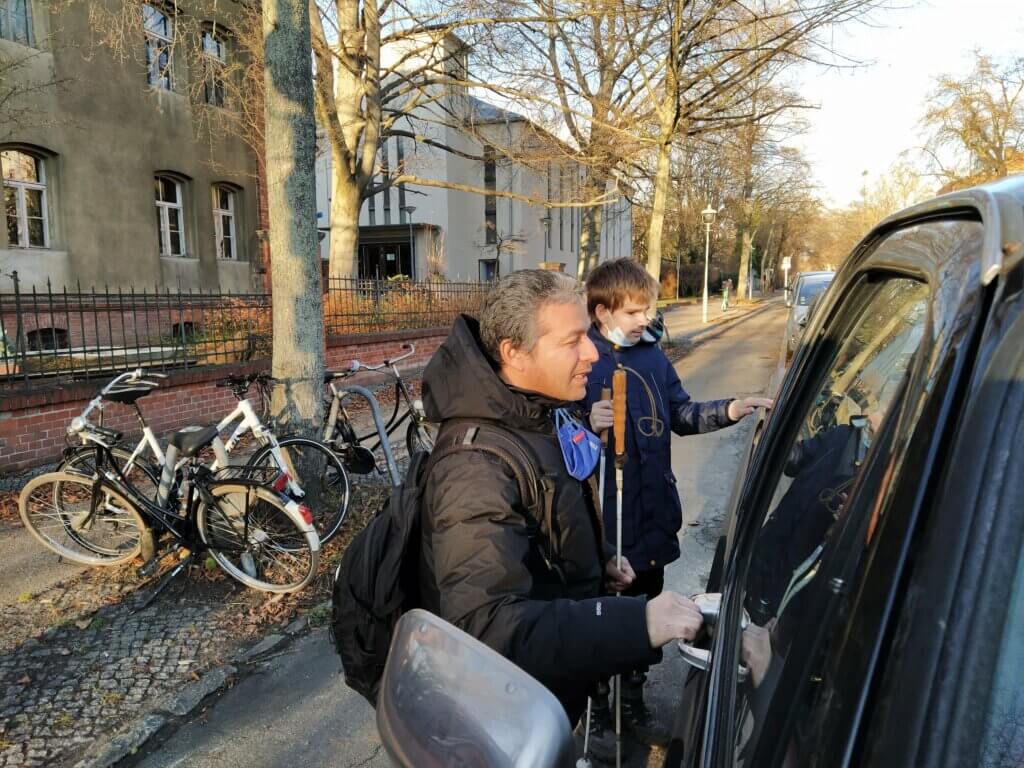 Ein Schüler mit Juan Ruiz vor der Schule