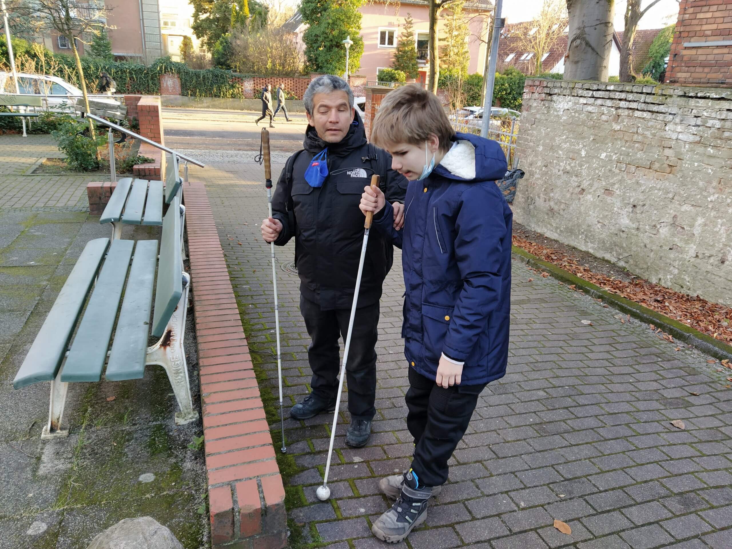 Ein Schüler mit Juan Ruiz in der Umgebung der Schule