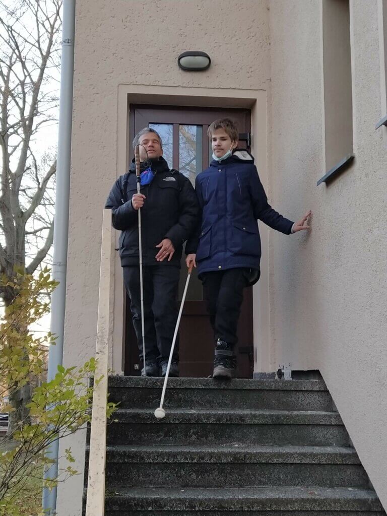 Ein Schüler mit Juan Ruiz vor einer Treppe