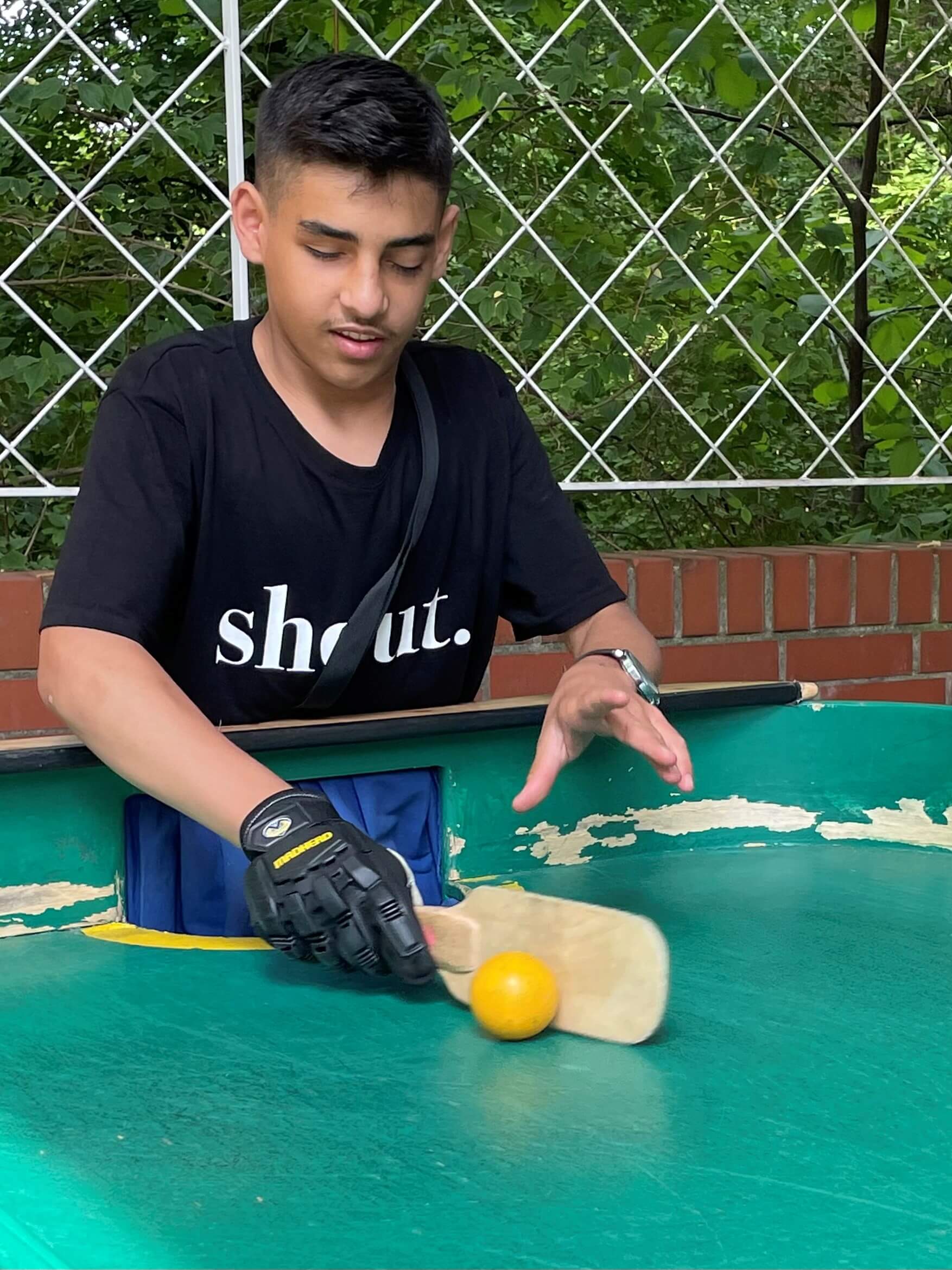 Ein Schüler an der Showdownplatte beim Spielen